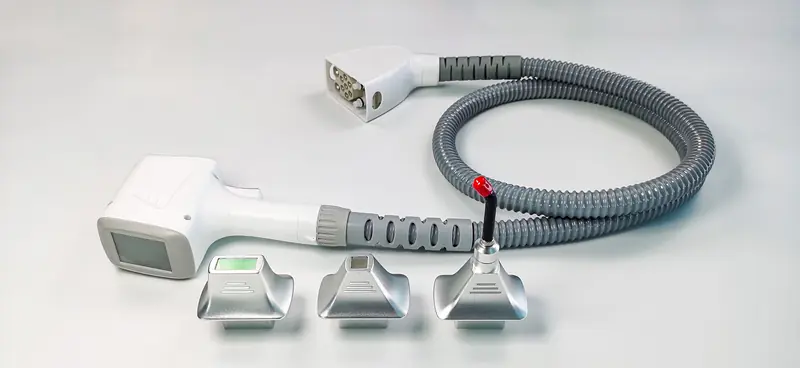 Manípulo de díodo C handle Intelligent segurado por mãos, sem rosto visível
