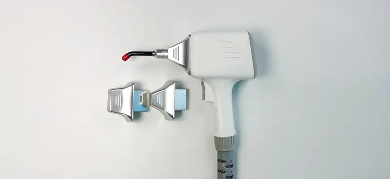 Manípulo de díodo C handle Intelligent segurado por mãos, sem rosto visível